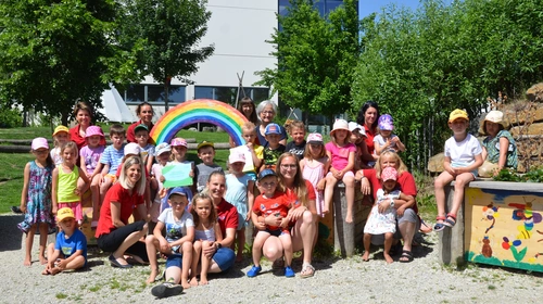 [Translate to English:] pagitsch Gesmbh - Gesunder Kindergarten: Gruppenfoto mit Kindern