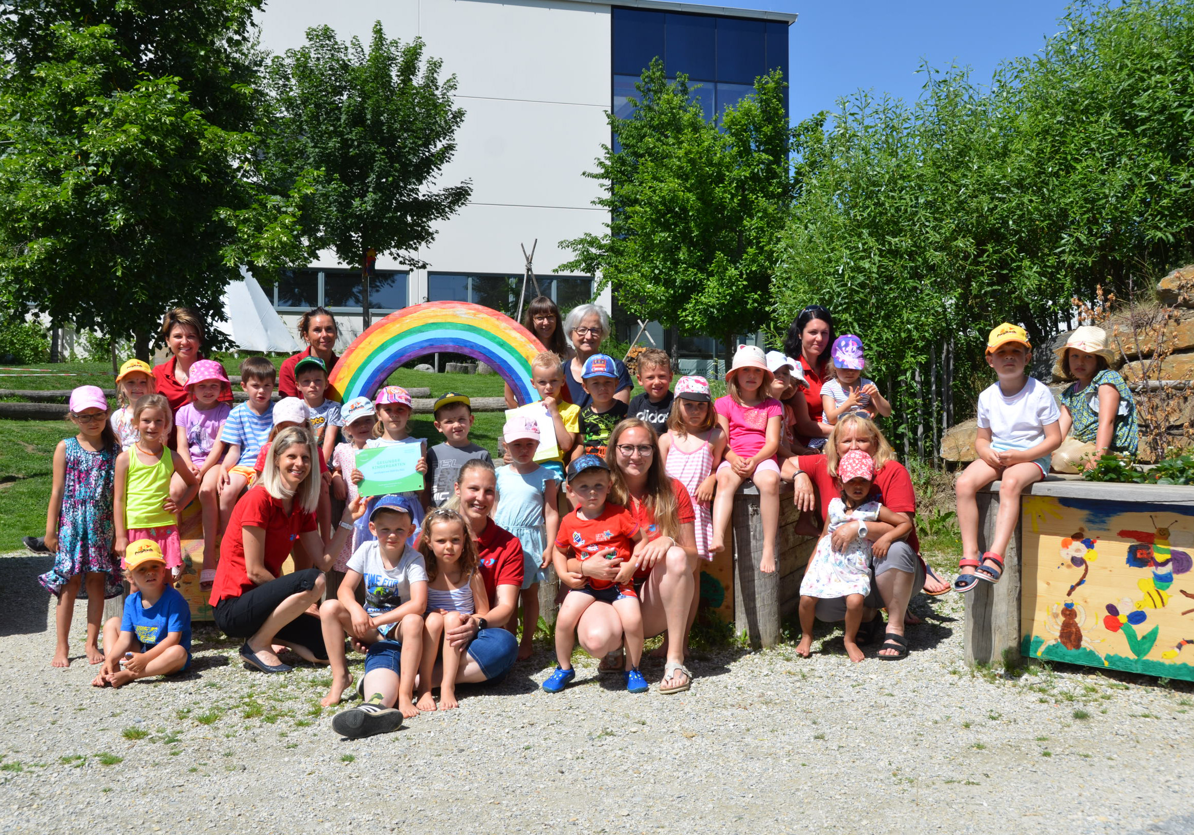 [Translate to English:] pagitsch Gesmbh - Gesunder Kindergarten: Gruppenfoto mit Kindern